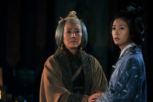 刘备张飞的妻子是敌方阵营的亲戚,那么关羽的妻子又什么谁的亲戚?